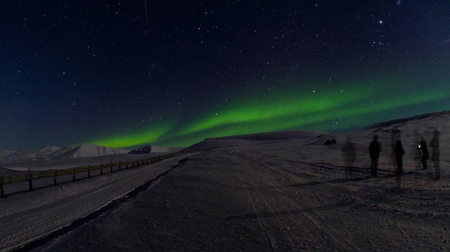Ein neongrüner Streifen, der ständig seine Form verändert: Nordlichter auf Spitzbergen.