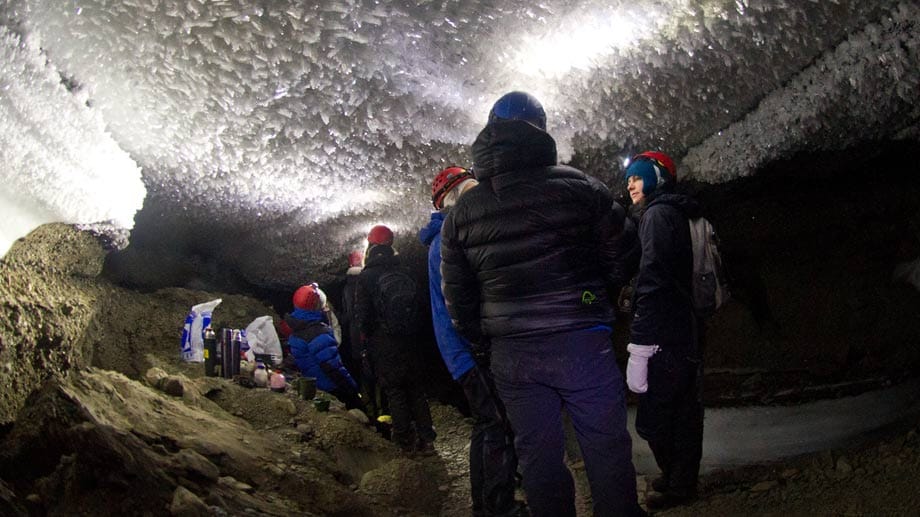 Unter dem Gletscher: Die Eishöhlen-Touren sind ein Highlight des Winterprogramms für Touristen auf Spitzbergen.