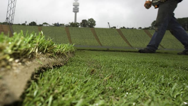 Rasenpflege auf einem Platz auf dem Münchner Olympiagelände. Rasenpflege auf einem Platz auf dem Münchner Olympiagelände.