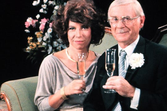 Loriot gemeinsam mit Evelyn Hamann anlässlich der TV-Show zu Loriots 60. Geburtstag.