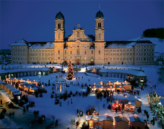 Barocke Kulisse: Vor dem Kloster Einsiedeln findet jedes Jahr ein Weihnachtsmarkt statt.