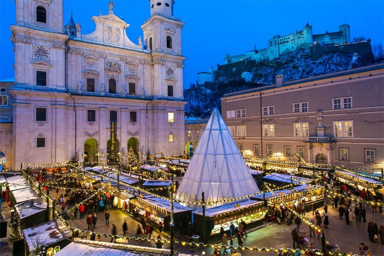 In Salzburg geht es bereits am 21. November los: Im Mittelpunkt des Adventsmarktes in Innsbruck stehen die traditionellen Buden auf dem Domplatz.