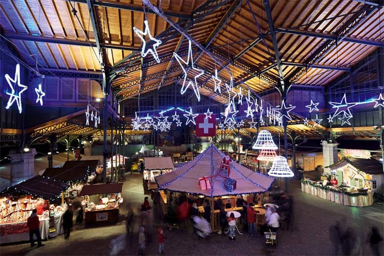 Der größte der Schweiz: Der Weihnachtsmarkt in Montreux erstreckt sich von der Grand-Rue bis zur Seepromenade. Auch in der Markthalle gibt es Stände.