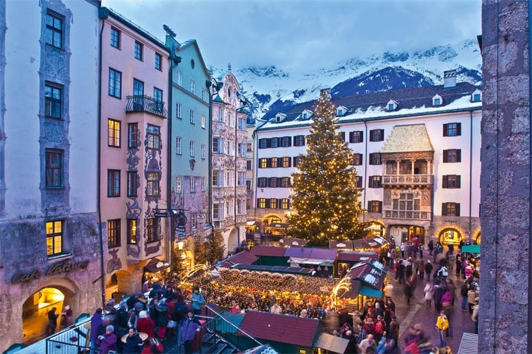 Glühwein unter dem Goldenen Dacherl: Der traditionelle Weihnachtsmarkt in Innsbruck feiert in diesem Jahr seinen 40. Geburtstag.