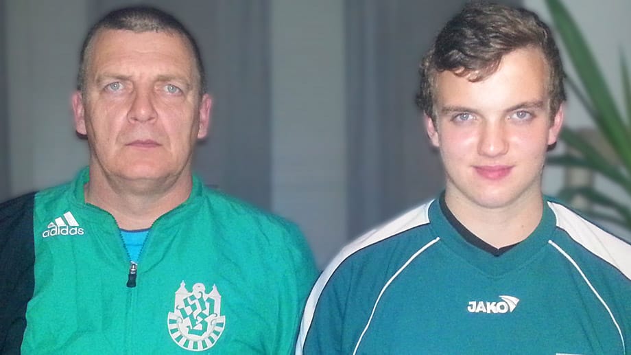 Vater Bertram (li.) und Sohn Marvin Eisenmenger spielen in der gleichen Fußballmannschaft. Vater Bertram (li.) und Sohn Marvin Eisenmenger spielen in der gleichen Fußballmannschaft.