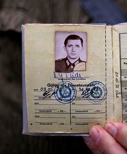 Einer der Besucher, Hans-Georg Tiede, ehemaliges Mitglied der Nationalen Volksarmee, hat seinen ehemaligen Dienstausweis mitgebracht.