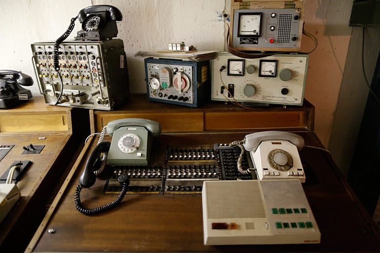 An dieser alten Telefonanlage konnte die Geheimabteilung der DDR, die Stasi, Gespräche mithören.
