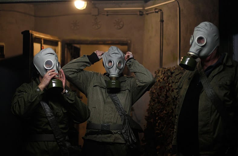 Selbst das ordnungsgemäße Tragen von Gasmasken steht auf dem Programm des Bunker-Kurzurlaubs.