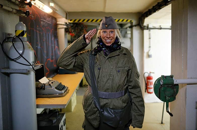 Die 37-jährige Andrea Friebe arbeitet im realen Leben als Fitness-Coach. Für den Reality Event im "Bunker-Museum" ist sie stilecht gekleidet in ihrer Soldaten-Uniform der Nationalen Volksarmee (NVA).