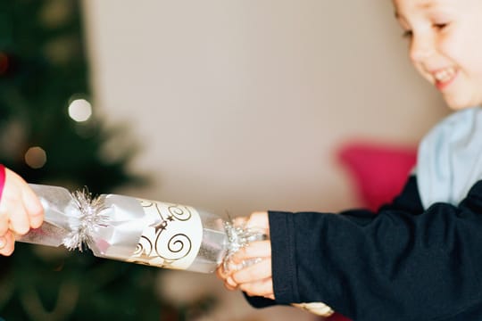 Füllen Sie Knallbonbons zu Silvester nach Belieben