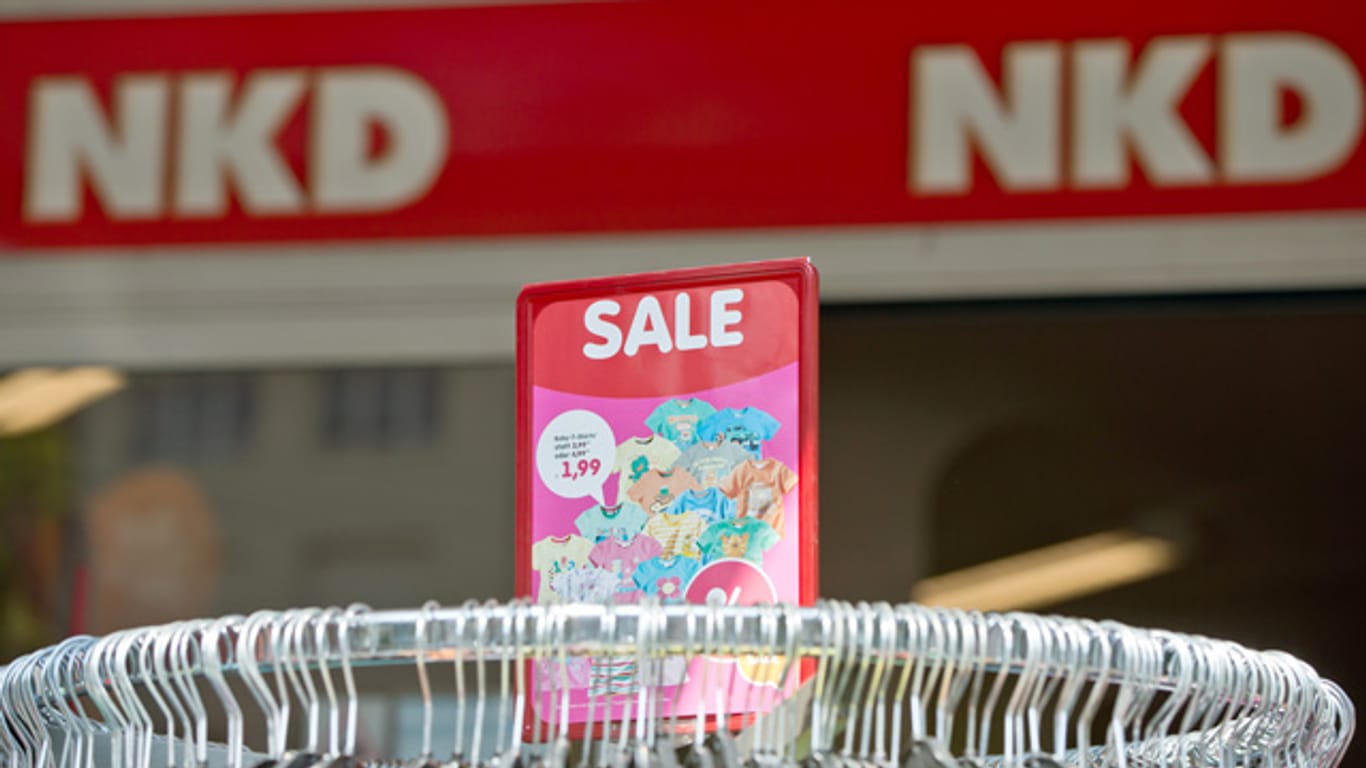 "Sale" ("Verkauf") steht auf einem Kleiderständer des Textildiscounters NKD