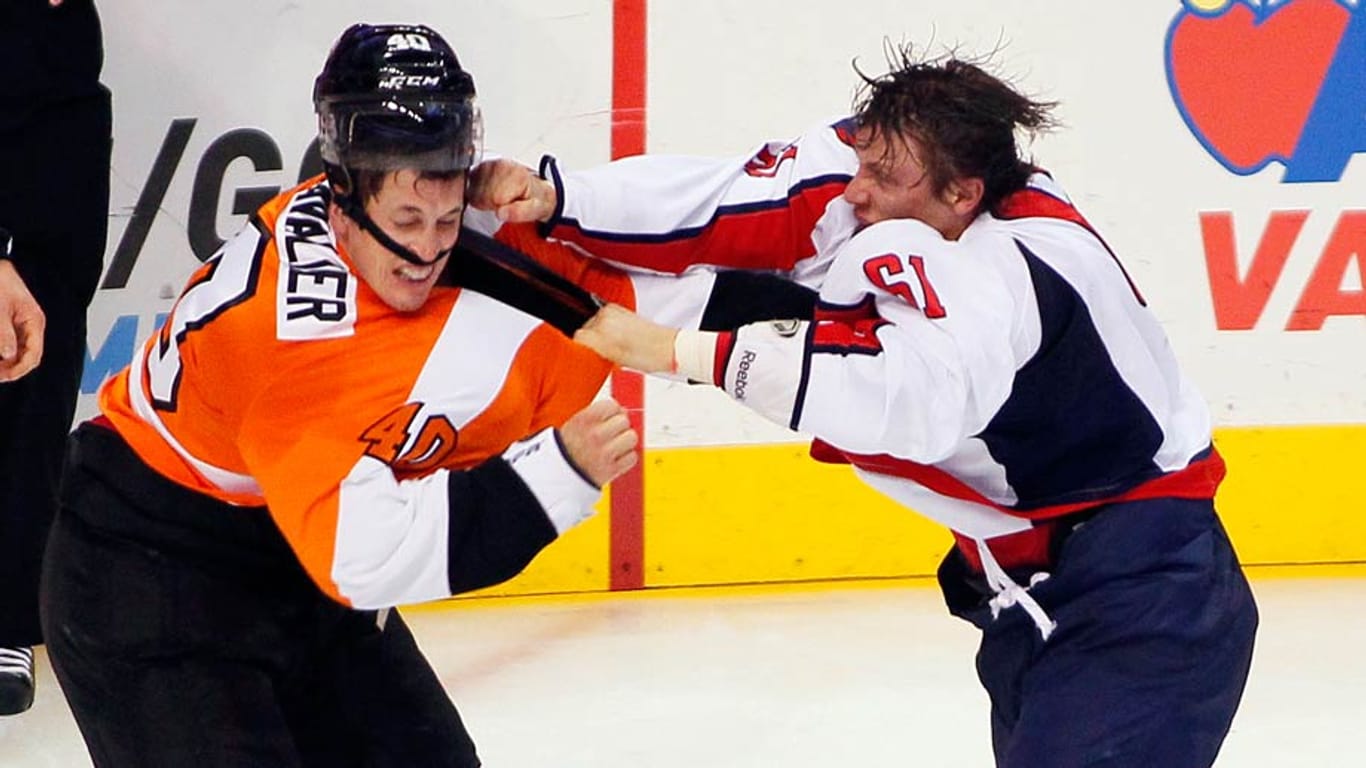 Vincent Lecavalier von den Philadelphia Flyers prügelt sich mit Steve Oleksy von den Washington Capitals.