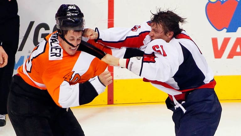 Vincent Lecavalier von den Philadelphia Flyers prügelt sich mit Steve Oleksy von den Washington Capitals.