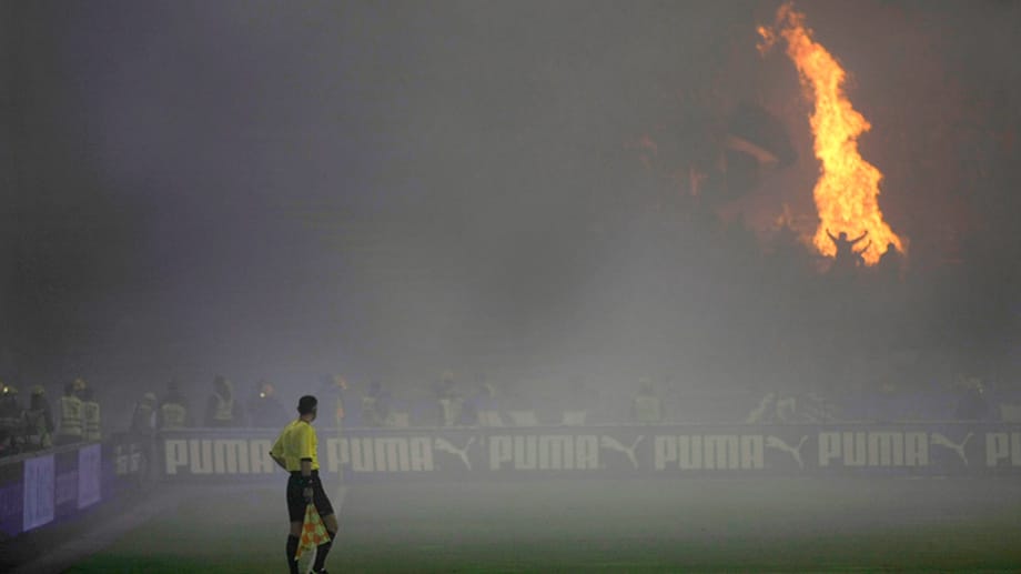 Im 145. Belgrader Derby zwischen Roter Stern und Partizan kommt es im Gästeblock zu unschönen Szenen. Partizan-Anhänger zünden Pyrotechnik.