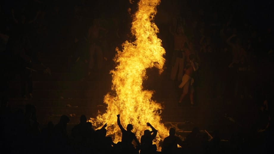Beängstigend: Meterhohe Flammen schlagen Zuschauer in die Flucht.