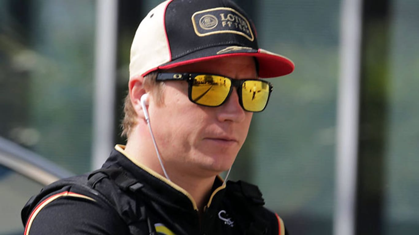 Nichts hören, nichts sehen und möglichst schnell weg: Kimi Räikkönen war nach seinem verkorksten Wochenende in Abu Dhabi bedient.