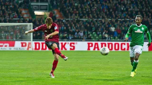 Hiroki Sakai zieht ab, Sekunden später schlägt sein Schuss im Werder-Tor ein.