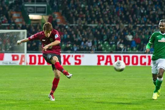 Hiroki Sakai zieht ab, Sekunden später schlägt sein Schuss im Werder-Tor ein.