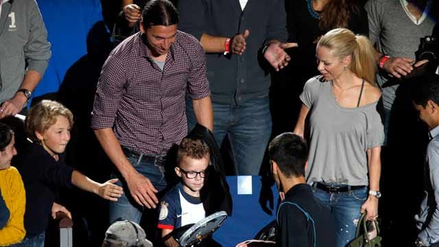 Novak Djokovic schenkt dem Sprössling von Zlatan Ibrahimovic sein Racket. Der Papa und seine Partnerin (re.) freuen sich mit. Novak Djokovic schenkt dem Sprössling von Zlatan Ibrahimovic sein Racket. Der Papa und seine Partnerin (re.) freuen sich mit.
