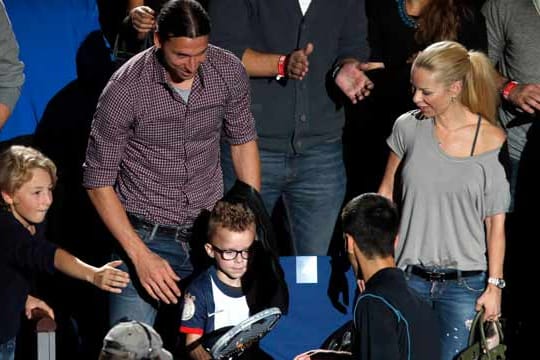 Novak Djokovic schenkt dem Sprössling von Zlatan Ibrahimovic sein Racket. Der Papa und seine Partnerin (re.) freuen sich mit.