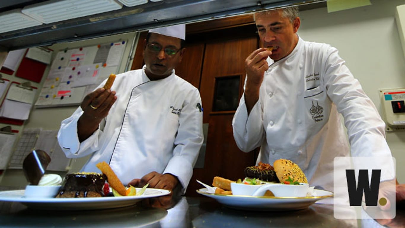 In Abu Dhabi stellt der französische Chefkoch stolz seine jüngste Kreation vor.