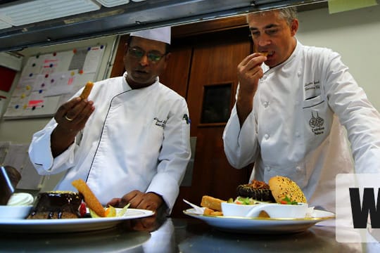 In Abu Dhabi stellt der französische Chefkoch stolz seine jüngste Kreation vor.