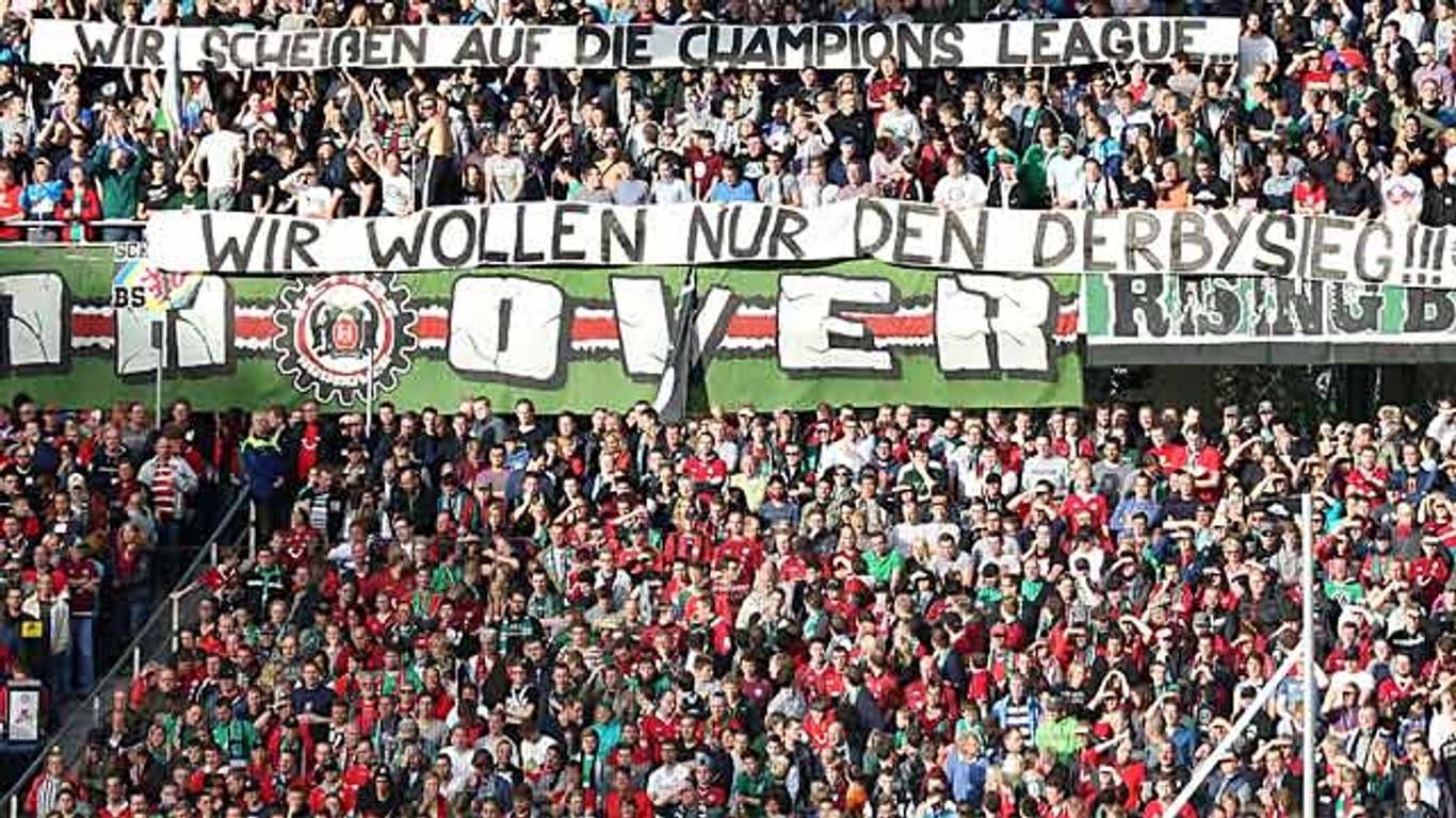 Klare Forderung der 96-Fans. Das bisher letzte Derby in der Bundesliga endete im April 1976 2:0 für Hannover.
