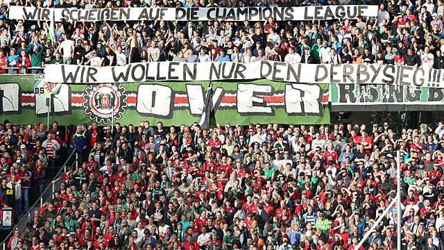 Klare Forderung der 96-Fans. Das bisher letzte Derby in der Bundesliga endete im April 1976 2:0 für Hannover. Klare Forderung der 96-Fans. Das bisher letzte Derby in der Bundesliga endete im April 1976 2:0 für Hannover.
