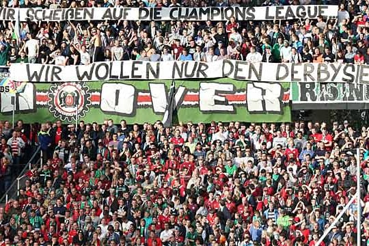Klare Forderung der 96-Fans. Das bisher letzte Derby in der Bundesliga endete im April 1976 2:0 für Hannover.