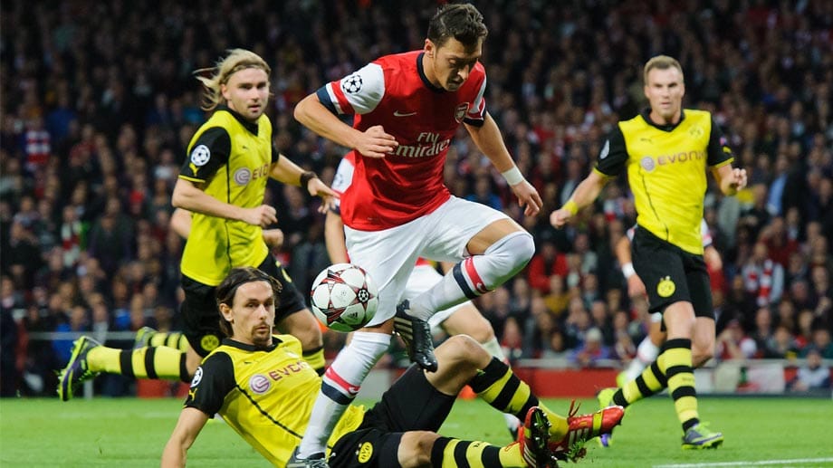 Mesut Özil im Duell mit Neven Subotic.