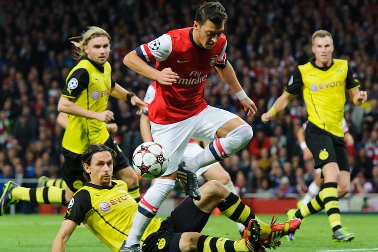 Mesut Özil im Duell mit Neven Subotic.
