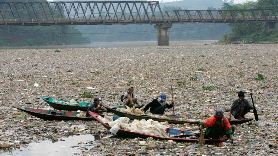 Dreckbrühe: Der Citarum Fluss in Indonesien zählt zu den meistverschmutzten Gewässern der Erde. Anwohner und Industrie werfen ihren Müll Tag für Tag in den Fluss. Dabei versorgt er rund 80 Prozent der Haushalte in der 14-Millionen-Stadt Jakarta. Dreckbrühe: Der Citarum Fluss in Indonesien zählt zu den meistverschmutzten Gewässern der Erde. Anwohner und Industrie werfen ihren Müll Tag für Tag in den Fluss. Dabei versorgt er rund 80 Prozent der Haushalte in der 14-Millionen-Stadt Jakarta.
