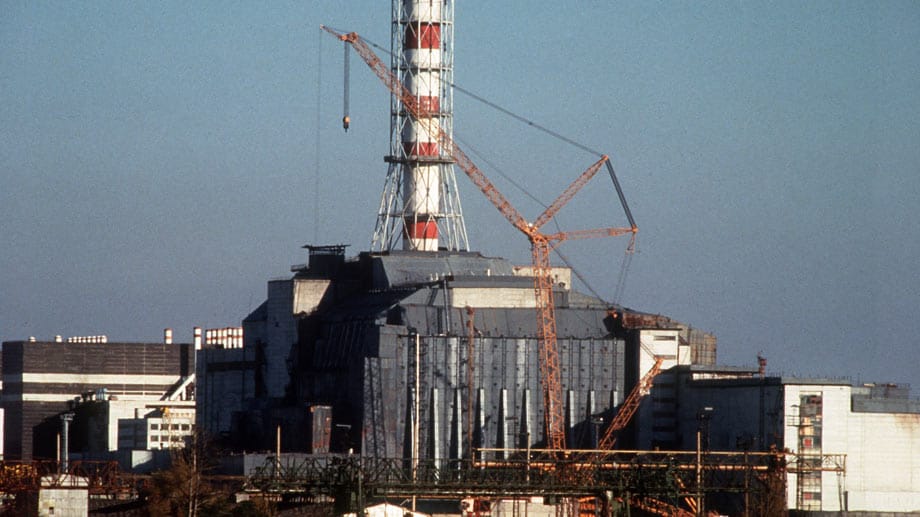 Kernschmelze: Das Reaktorunglück im ukrainischen Tschernobyl am 26. April 1986 ist eines der schlimmsten Unglücke in der Geschichte der Menschheit und belastet die Umwelt noch heute. Rund 150.000 Quadratkilometer sind durch Katastrophe radioaktiv verseucht worden. Noch heute ist die Sicherheitszone unbewohnt. Der schwarze "Sarg", der den Reaktor dicht halten soll, gilt nur für eine Dauer von 20 bis 30 Jahren als sicher. Derzeit wird daher eine zweite Hülle gebaut. Kernschmelze: Das Reaktorunglück im ukrainischen Tschernobyl am 26. April 1986 ist eines der schlimmsten Unglücke in der Geschichte der Menschheit und belastet die Umwelt noch heute. Rund 150.000 Quadratkilometer sind durch Katastrophe radioaktiv verseucht worden. Noch heute ist die Sicherheitszone unbewohnt. Der schwarze "Sarg", der den Reaktor dicht halten soll, gilt nur für eine Dauer von 20 bis 30 Jahren als sicher. Derzeit wird daher eine zweite Hülle gebaut.