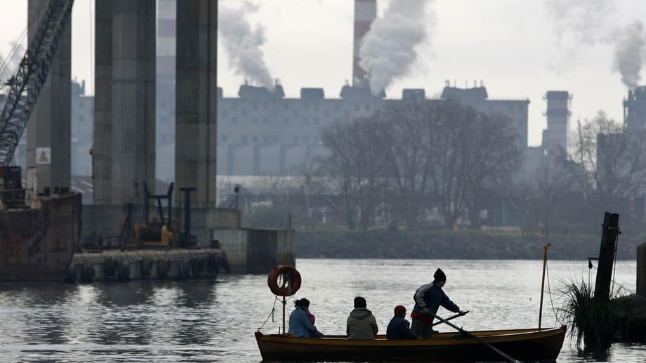 Abwasserstrom: Bis zu 5000 Fabriken kippen ihre Chemie-Abfälle regelmäßig in den Matanza-Riachuelo-Fluss in Argentinien. Da das Gewässer durch 14 Bezirke von Buenos Aires fließt, sind viele Menschen von der Verschmutzung betroffen. Entlang des Flusses gibt es mehr als 100 Mülldeponien. Abwasserstrom: Bis zu 5000 Fabriken kippen ihre Chemie-Abfälle regelmäßig in den Matanza-Riachuelo-Fluss in Argentinien. Da das Gewässer durch 14 Bezirke von Buenos Aires fließt, sind viele Menschen von der Verschmutzung betroffen. Entlang des Flusses gibt es mehr als 100 Mülldeponien.