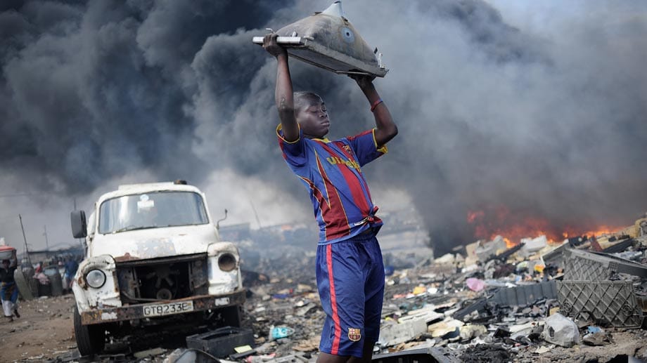 Tristesse pur: Die Müllhalde von Agbogbloshie in Ghanas Hauptstadt Accra ist einer der größten Ablageplätze für Elektroschrott in West-Afrika. Seit Ende der Neunziger Jahre werden dort vor allem alte Computer und Bildschirme abgeladen. Agbogbloshie ist die Heimat von rund 40.000 Menschen, die dem Schrott aus der westlichen Welt ungeschützt gegenüber stehen. Tristesse pur: Die Müllhalde von Agbogbloshie in Ghanas Hauptstadt Accra ist einer der größten Ablageplätze für Elektroschrott in West-Afrika. Seit Ende der Neunziger Jahre werden dort vor allem alte Computer und Bildschirme abgeladen. Agbogbloshie ist die Heimat von rund 40.000 Menschen, die dem Schrott aus der westlichen Welt ungeschützt gegenüber stehen.