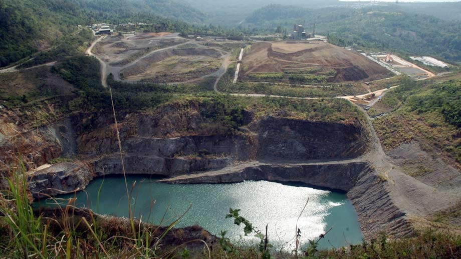 Trügerisch: In den Provinzen von Kalimantan in Indonesien werden rund 30 Prozent der weltweiten Quecksilber-Emissionen freigesetzt. Das Gift verschmutzt zahlreiche Gewässer - Wasser, das die Anwohner täglich zum Baden, Waschen und zur Bewässerung benutzen. Trügerisch: In den Provinzen von Kalimantan in Indonesien werden rund 30 Prozent der weltweiten Quecksilber-Emissionen freigesetzt. Das Gift verschmutzt zahlreiche Gewässer - Wasser, das die Anwohner täglich zum Baden, Waschen und zur Bewässerung benutzen.