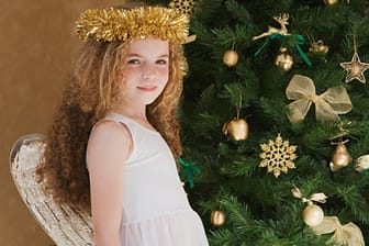 Blonde Locken und weiß-goldenes Kleidchen: so stellen sich viele Menschen das Christkind vor.
