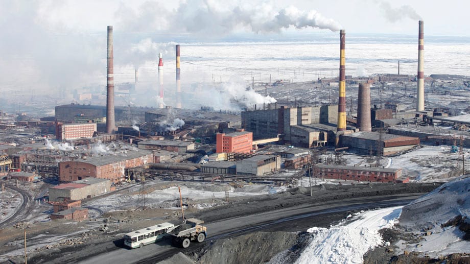 Luftverschmutzung: Die russische Industriestadt Norilsk wurde 1935 gegründet. Sie galt lange als der weltgrößte Förderplatz für Schwermetalle. Jährlich wurden daher tonnenweise Gifte freigesetzt. Arbeiter in der Region haben eine zehn Jahre kürzere Lebenserwartung als der russische Durchschnitt. Luftverschmutzung: Die russische Industriestadt Norilsk wurde 1935 gegründet. Sie galt lange als der weltgrößte Förderplatz für Schwermetalle. Jährlich wurden daher tonnenweise Gifte freigesetzt. Arbeiter in der Region haben eine zehn Jahre kürzere Lebenserwartung als der russische Durchschnitt.