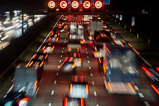 Eine Autobahn in Deutschland: Was geschieht mit den Bewegungsdaten von Toll Collect?
