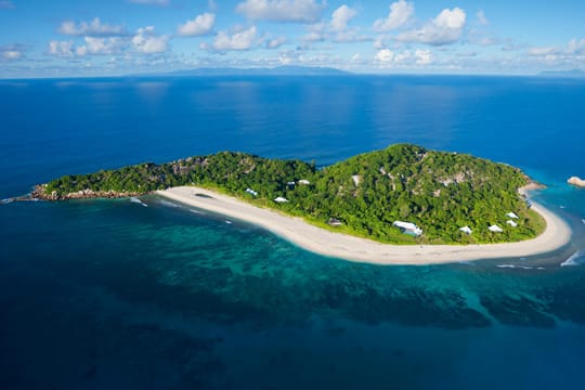 Cousine Island zählt zu den Seychellen - hier verbringen Urlauber paradiesische Tage im Einklag mit der Natur.