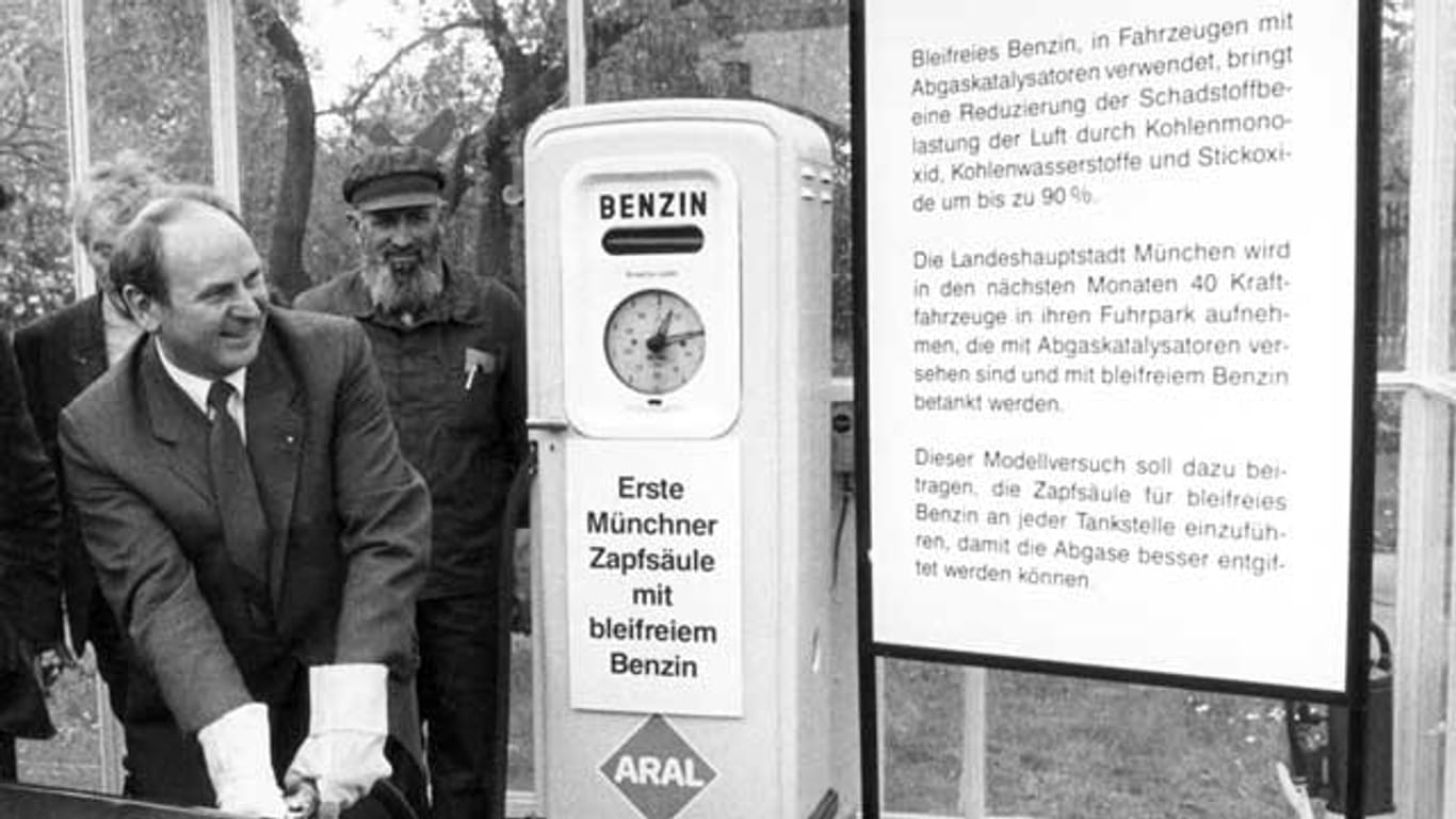 In München nimmt Oberbürgermeister Erich Kiesl 1983 die erste deutsche Zapfsäule für bleifreies Benzin in Betrieb