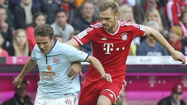 Ein verlorener Zweikampf zu viel: Gleich kann Kirchhoff Gegenspieler Müller nur mit einem Foul stoppen. Ein verlorener Zweikampf zu viel: Gleich kann Kirchhoff Gegenspieler Müller nur mit einem Foul stoppen.