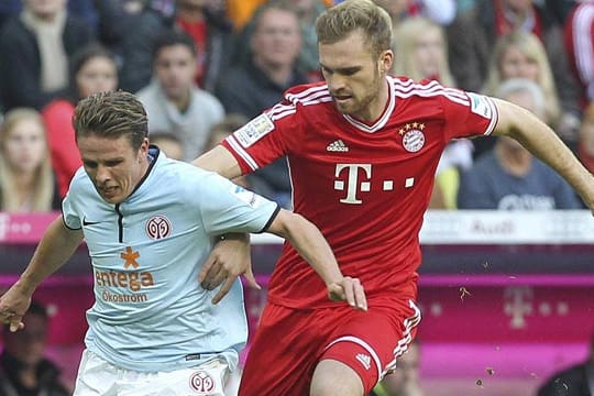Ein verlorener Zweikampf zu viel: Gleich kann Kirchhoff Gegenspieler Müller nur mit einem Foul stoppen.