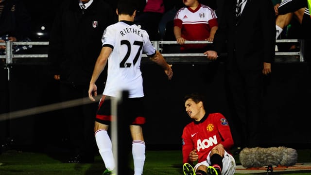 Fulhams Sascha Riether (li.) nach seinem brutalen Tritt gegen ManUnited-Jungstar Adnan Januzaj.