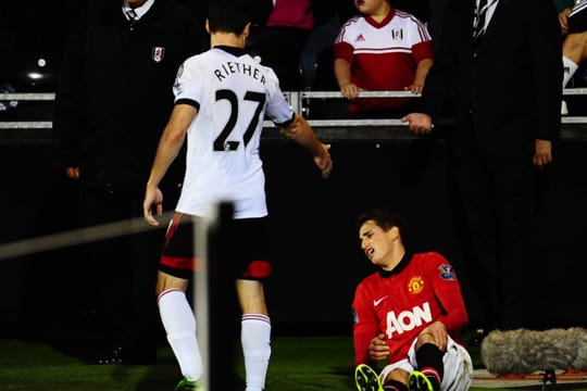 Fulhams Sascha Riether (li.) nach seinem brutalen Tritt gegen ManUnited-Jungstar Adnan Januzaj.