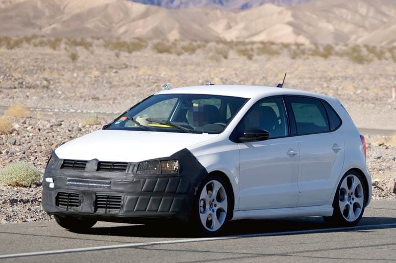 VW lässt dem Kleinwagen-Bestseller VW Polo 2014 ein sanftes Facelift angedeihen. Äußerlich tut sich wenig, dafür spendiert VW dem Kleinwagen den Dreizylinder-Benziner aus dem VW up!. Hier ist der kommenden Polo auf Testfahrten unterwegs.