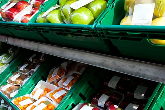 Versuchen Sie auf Lebensmittel, die in Plastik verpackt sind, zu verzichten