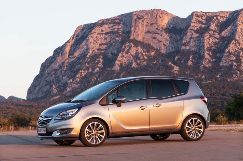 Im Januar lässt Opel seinen dezent überarbeiteten Opel Meriva auf die Kunden los. Bei den Motoren bedient sich der Meriva in der Palette des größeren Zafira.
