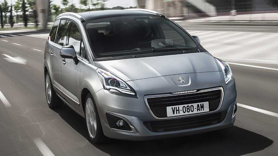Der Peugeot 5008 startet mit einem Facelift in das Modelljahr 2014. Der Kompakt-Van erhält das aktuelle Löwen-Design an der Front. Der Einstiegspreis steigt leicht auf 22.000 Euro.
