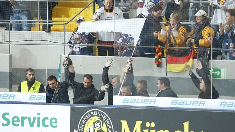 Eine defekte Plexiglasscheibe sorgte in München für eine 45-minütige Spielunterbrechnung.